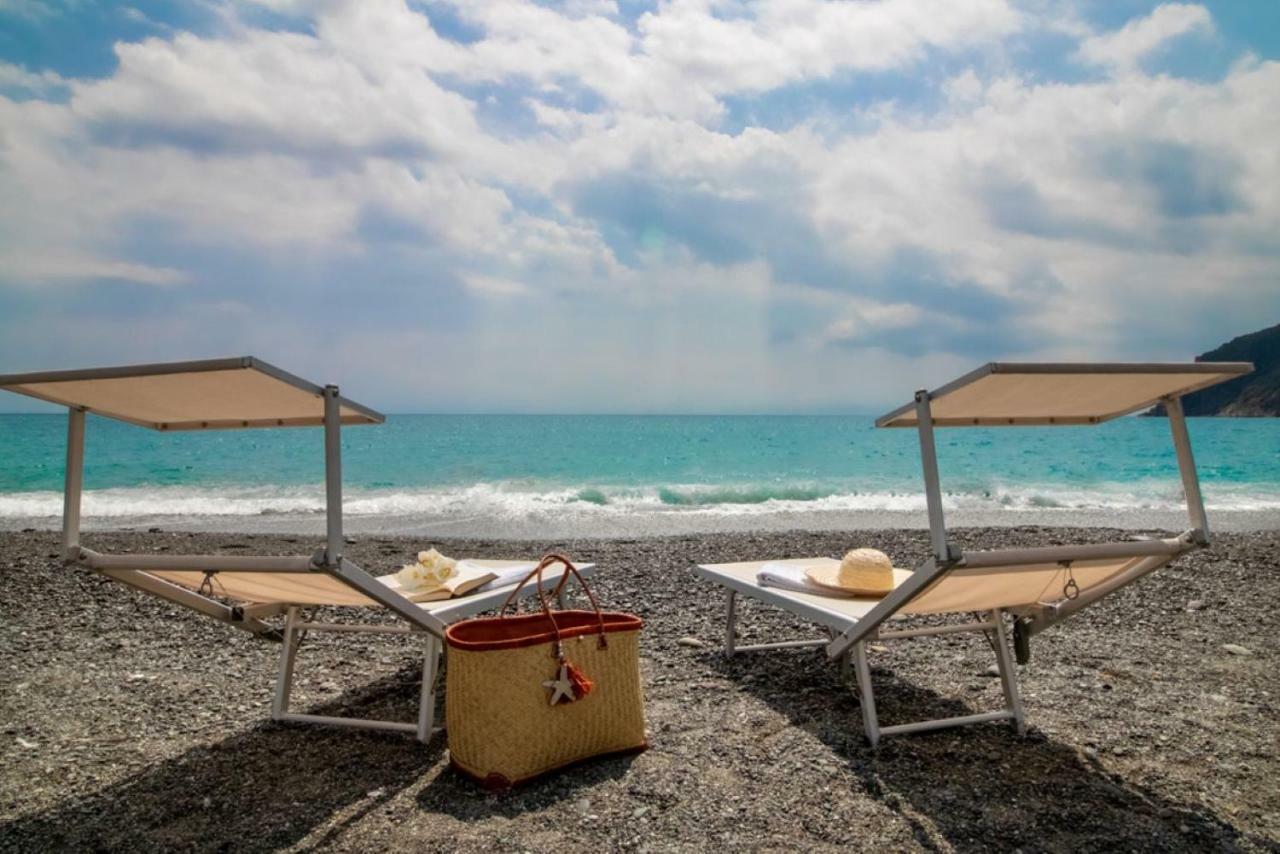 Casa Giulia - Apartment Beachfront With 2 Bedrooms, Air Conditioning And Private Parking, Just 30 Meters From The Beach Sestri Levante Zewnętrze zdjęcie